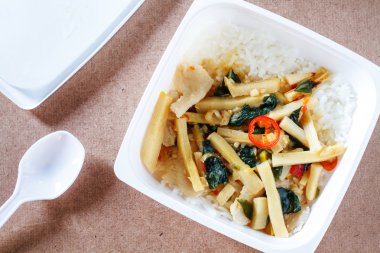 Chili Yapıştır ve bambu sürgünleri gıda co ile tavada kızartılmış tavuk