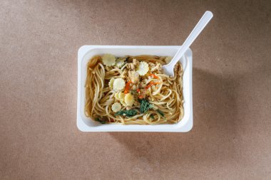 Chili domuz fesleğen yaprak yiyecek kapsayıcısında spagetti. Üstten Görünüm.