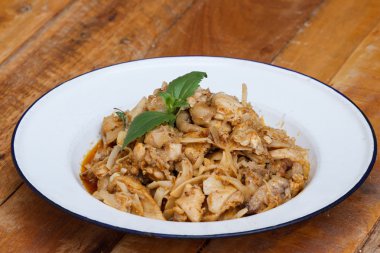 Fried Chicken turşusu bambu sürgünleri ile karıştırın