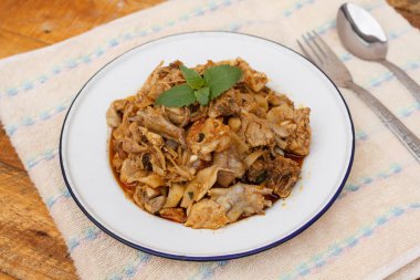 Fried Chicken turşusu bambu sürgünleri ile karıştırın