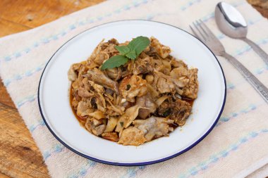Fried Chicken turşusu bambu sürgünleri ile karıştırın