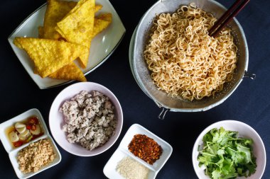 Madde baharatlı anlık noodle üzerinde ahşap backgro kıyılmış domuz eti ile