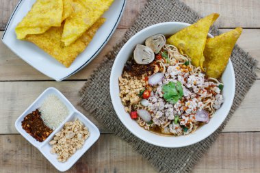 Ahşap zemin, T üzerine kıyılmış domuz eti ile baharatlı anlık erişte çorbası