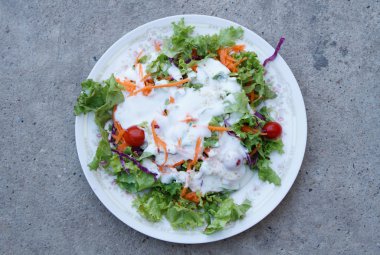 Taze salata domates ve havuç, üstten görünüm ile krem.