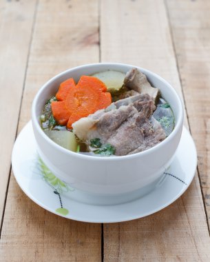  ahşap arka plan üzerinde yedek kaburga domuz çorbası kış kavun.