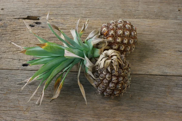 Still life fotoğraf kavramı üzerinde ahşap backgr kuru ananas ile