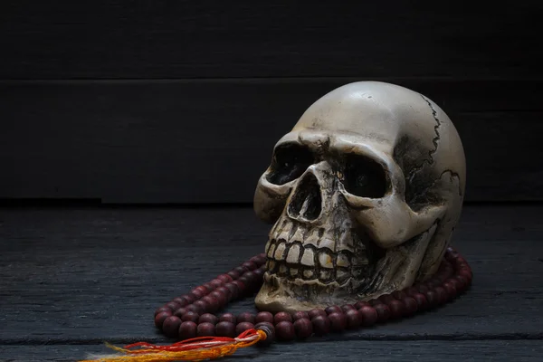 Fotografia ainda vida com crânio humano e mala em madeira backgr — Fotografia de Stock