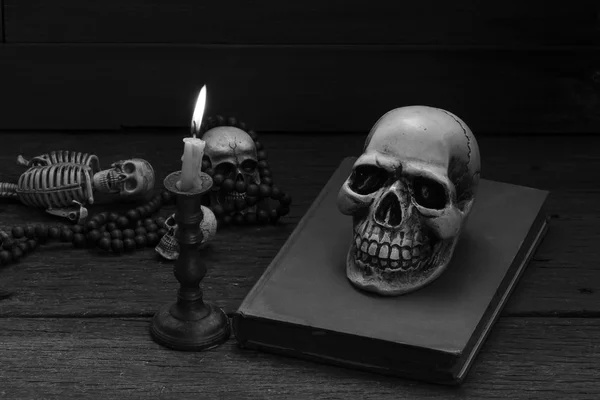 Still life photography  with human skull and mala on wood backgr — Stock Photo, Image
