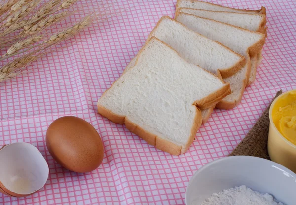 Natürmort dilimlenmiş ekmek, yumurta, un, magarine ve buğday sekmesinde