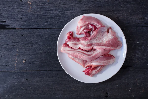 ahşap arka plan üzerinde çizgili domuz. Üstten Görünüm