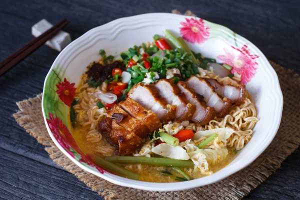 Anlık noodle gevrek domuz, seçim odak ile