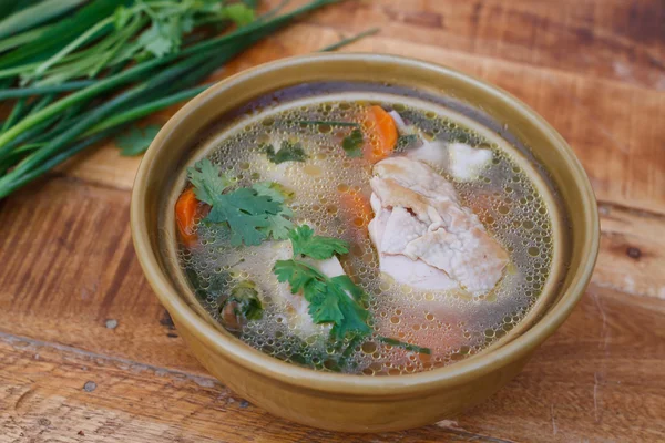 Ahşap arka plan, seçim odak üzerinde tavuk çorbası.