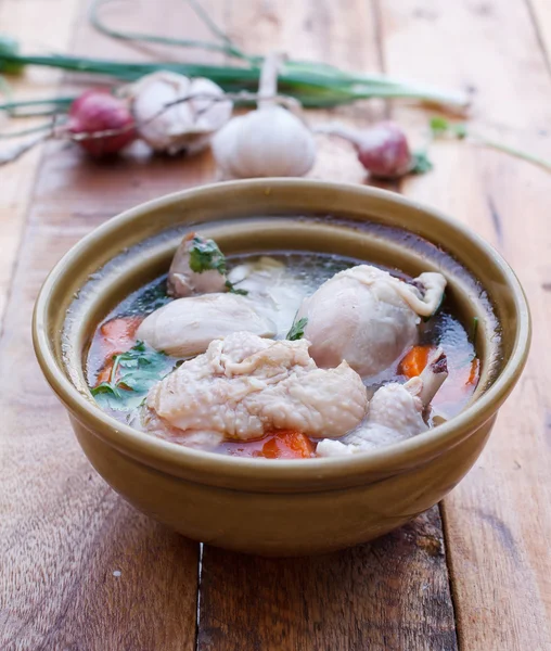 Ahşap arka plan, seçim odak üzerinde tavuk çorbası.