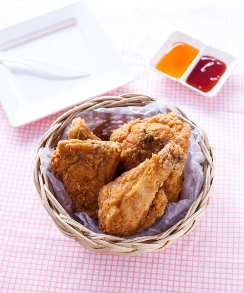 Pollo fritto croccante in un cesto — Foto Stock