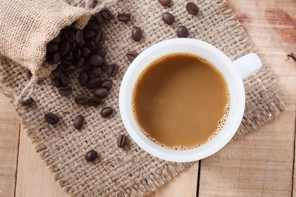 Kahve ve kahve çekirdekleri çul mat, seçim odak üzerinde.