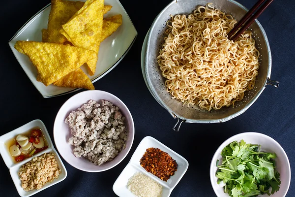 Madde baharatlı anlık noodle üzerinde ahşap backgro kıyılmış domuz eti ile