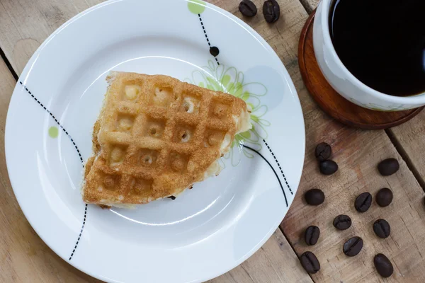Tay gözleme beyaz yemek ve kahve, üstten görünüm