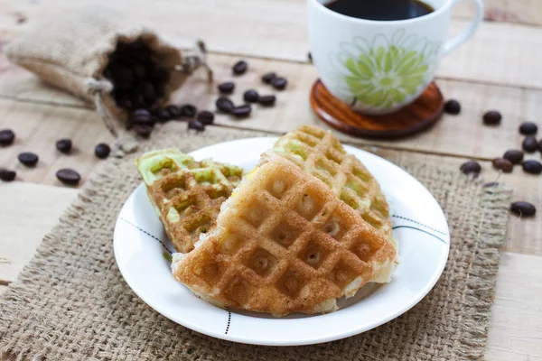 Gaufre de maïs vanille et pandan thaï sur plat blanc, sélection f — Photo