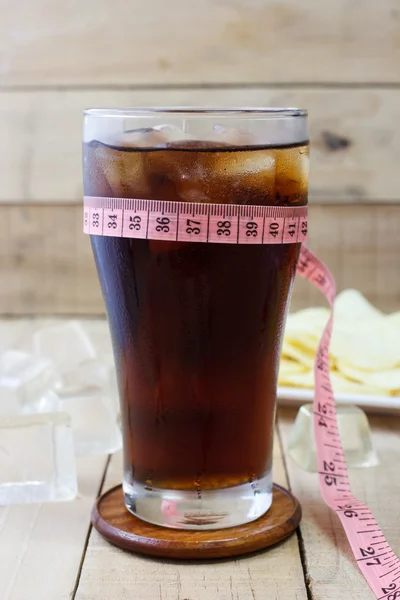 Meşrubat cam ahşap arka plan, seçim odak üzerinde