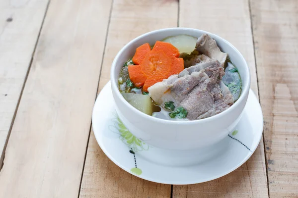Зимовий динячий суп зі свининою запасний ребро на фоні дерева . — стокове фото
