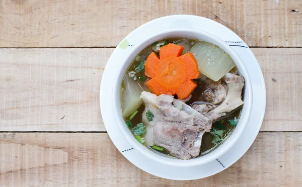  ahşap arka plan üzerinde yedek kaburga domuz çorbası kış kavun.