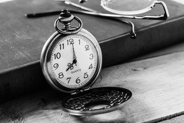 Cep saati kitaplar arka plan üzerinde