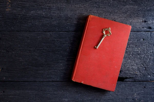 Nature morte avec vieux livre et clé sur bois Image En Vente