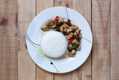 Kızarmış domuz eti ve fesleğenli pilav.