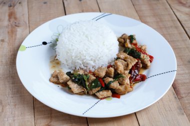 Kızarmış domuz eti ve fesleğenli pilav.