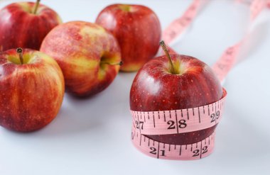 Arka plan beyaz elma ve üzerinde ölçüm bandı