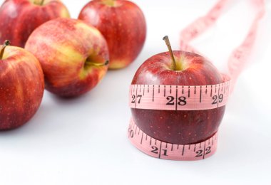 Arka plan beyaz elma ve üzerinde ölçüm bandı