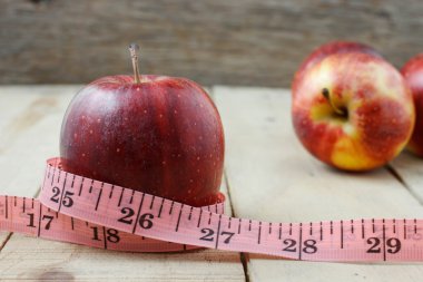 Elma ve ahşap arka plan üzerinde ölçü