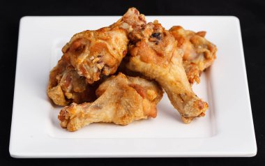 Şaşırtıcı tuz ve biber tavuk kanadı derin kızarmış