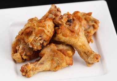 Şaşırtıcı tuz ve biber tavuk kanadı derin kızarmış