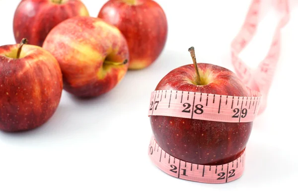 Arka plan beyaz elma ve üzerinde ölçüm bandı