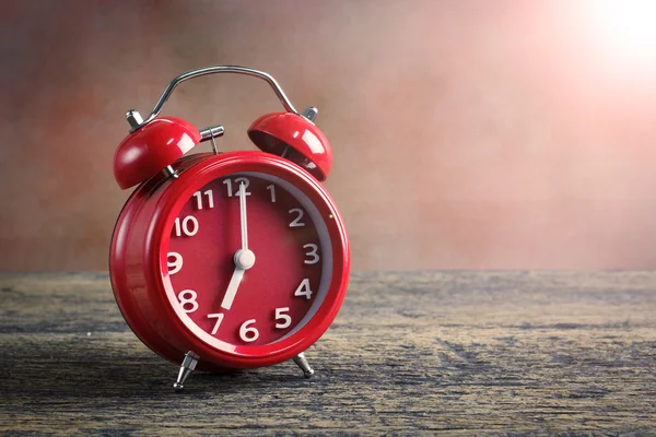 Ahşap arka plan üzerinde kırmızı Çift Kişilik çan çalar saat