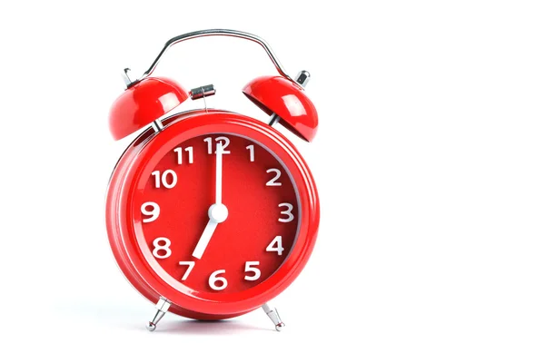 Rode dubbele bell alarm clock isoleren op witte achtergrond — Stockfoto