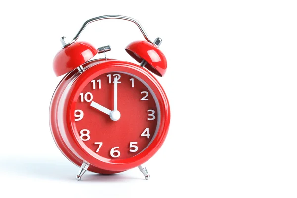 Rode dubbele bell alarm clock isoleren op witte achtergrond — Stockfoto