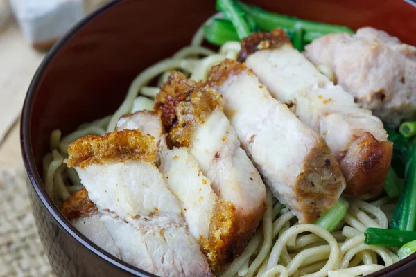 Yumurta noodles sebze ve gevrek domuz eti, seçim odak ile