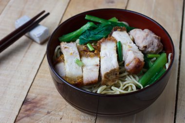 Yumurta noodles sebze ve gevrek domuz eti, seçim odak ile