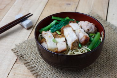 Yumurta noodles sebze ve gevrek domuz eti, seçim odak ile