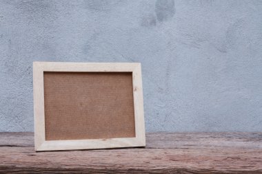 Boş ahşap çerçeve ahşap masa üzerinde