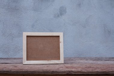 Boş ahşap çerçeve ahşap masa üzerinde