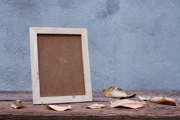 Boş ahşap çerçeve ahşap masa üzerinde