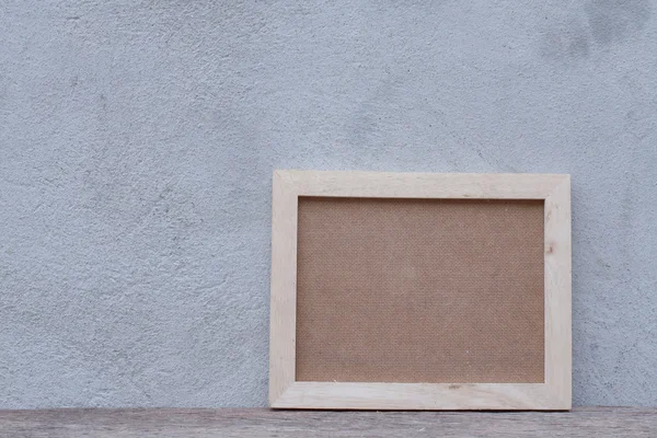 Boş ahşap çerçeve ahşap masa üzerinde