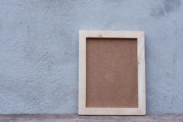 在木桌上空白木制相框 — 图库照片