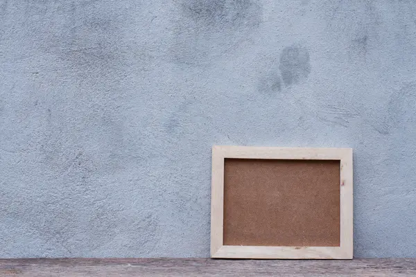 Boş ahşap çerçeve ahşap masa üzerinde