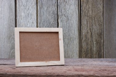 Boş ahşap çerçeve ahşap masa üzerinde