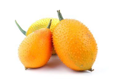 Gac meyvesi beyaz arkaplanda izole