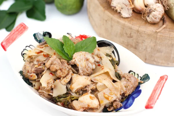Тайська продовольства, смажені курячі з пагони бамбука — стокове фото